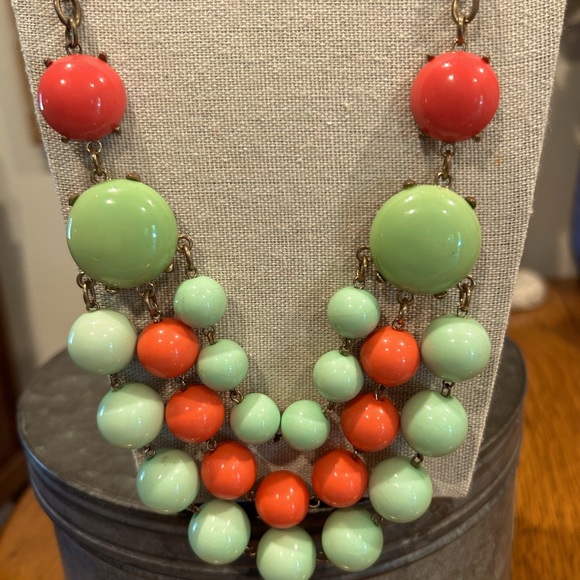 Vintage statement necklace well made. 20 in with 3 in add.Make you outfit dazzle - Picture 2 of 8